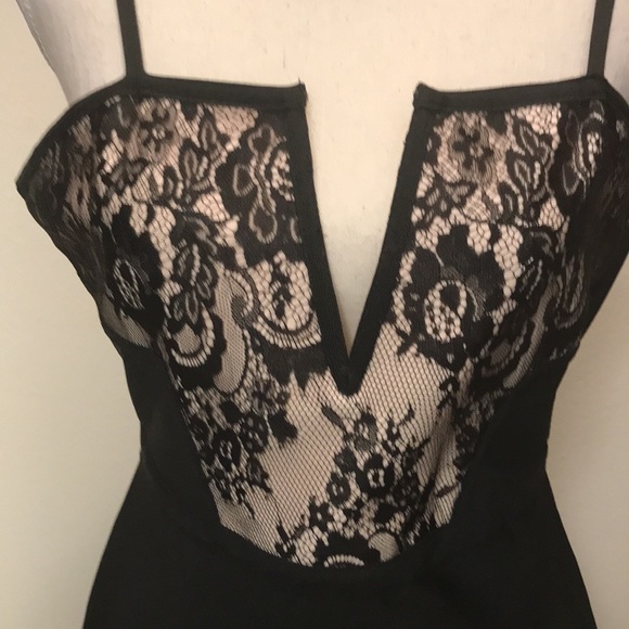 Windsor laced V-neck dress - Picture 2 of 6